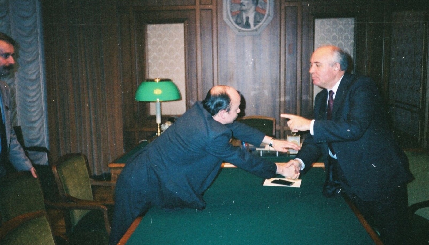 Igor Gräzin shaking hands with Mikhail Gorbachev