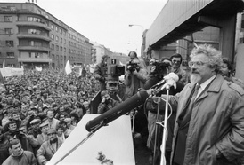 Economist Valtr Komárek addressing a crowd, 1989